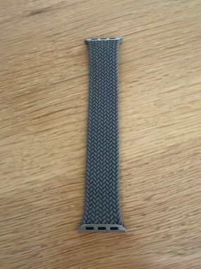 Apple Braided Solo Loop Watch Band in Gray. Size 4. 41mm